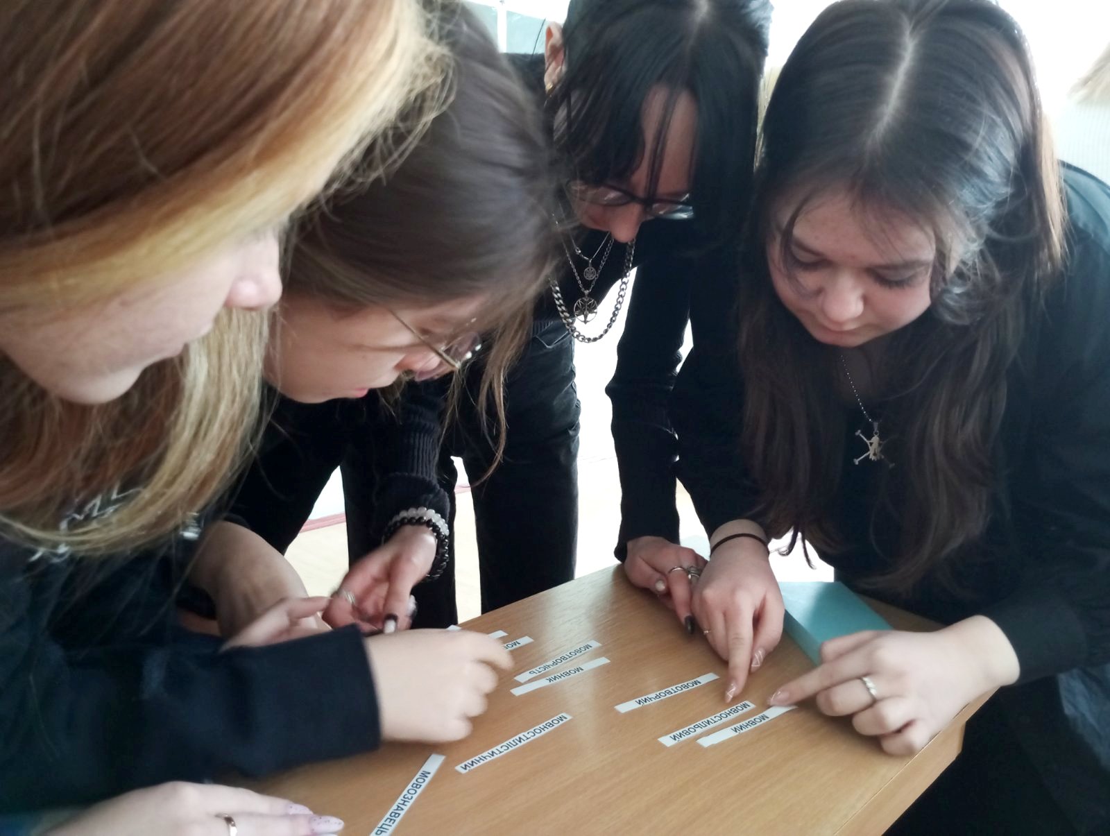 Студенти першого курсу у групах працюють над вирішенням завдання